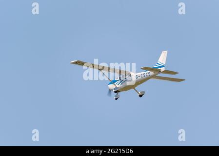 1978 Reims Aviation F172N Skyhawk-Flugzeug G-CSCS fliegt in klarem blauen Himmel über dem Flughafen London Southend, Essex, Großbritannien. Auf dem Weg zu einem Privatflug Stockfoto