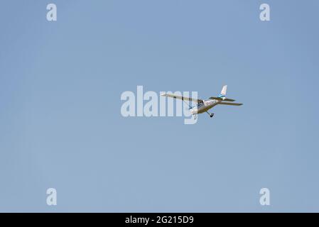 1978 Reims Aviation F172N Skyhawk-Flugzeug G-CSCS fliegt in klarem blauen Himmel über dem Flughafen London Southend, Essex, Großbritannien. Auf dem Weg zu einem Privatflug Stockfoto