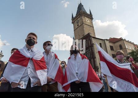 Prag, Tschechische Republik. Juni 2021. Demonstranten, die mit Flaggen gewickelt sind, nehmen an einem Protest gegen das Regime von Alexander Lukaschenko auf dem Prager Altstädter Ring Teil. Die weißrussische Oppositionsführerin Swetlana Tichanowskaja ist derzeit bis zum 10. Juni in der Tschechischen Republik zu Besuch. Kredit: SOPA Images Limited/Alamy Live Nachrichten Stockfoto