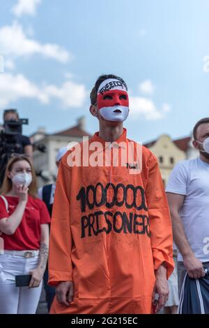 Prag, Tschechische Republik. Juni 2021. Ein Demonstranten, der eine Gesichtsmaske mit weiß-rot-weißer Flagge trägt, als Symbol der Opposition gegen das Lukaschenko-Regime während der Demonstration. Die weißrussische Oppositionsführerin Swetlana Tichanowskaja ist derzeit bis zum 10. Juni in der Tschechischen Republik zu Besuch. Kredit: SOPA Images Limited/Alamy Live Nachrichten Stockfoto
