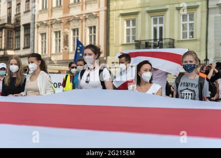 Prag, Tschechische Republik. Juni 2021. Während eines Protestes gegen das Regime von Alexander Lukaschenko auf dem Prager Altstädter Ring halten Demonstranten eine große Flagge. Die weißrussische Oppositionsführerin Swetlana Tichanowskaja ist derzeit bis zum 10. Juni in der Tschechischen Republik zu Besuch. Kredit: SOPA Images Limited/Alamy Live Nachrichten Stockfoto