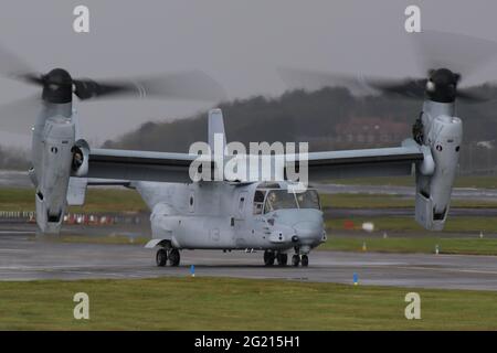 168666, eine Bell Boeing MV-22B Osprey, die vom United States Marine Corps betrieben wird und vom Prestwick International Airport in Ayrshire, Schottland, abfliegt. Stockfoto