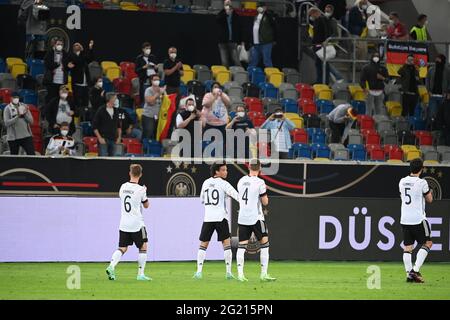 Düsseldorf, Deutschland. Juni 2021. Fußball: Europameisterschaft, internationale Spiele, Deutschland - Lettland in der Merkur Spiel-Arena. Die deutschen Spieler danken den Fans. WICHTIGER HINWEIS: Gemäß den Bestimmungen der DFL Deutsche Fußball Liga und des DFB Deutscher Fußball-Bund ist es untersagt, im Stadion und/oder vom Spiel aufgenommene Fotos in Form von Sequenzbildern und/oder videoähnlichen Fotoserien zu verwenden oder zu verwenden. Quelle: Federico Gambarini/dpa/Alamy Live News Stockfoto