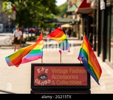 New York, USA. Juni 2021. Ein Vintage-Laden in Chelsea in New York am Samstag, den 5. Juni 2021, wird für Gay Pride dekoriert. (ÂPhoto von Richard B. Levine) Quelle: SIPA USA/Alamy Live News Stockfoto