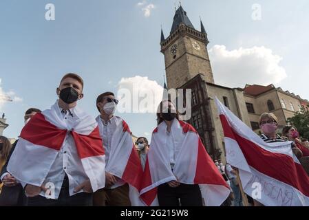 Prag, Tschechische Republik. Juni 2021. Demonstranten, die mit Flaggen gewickelt sind, nehmen an einem Protest gegen das Regime von Alexander Lukaschenko auf dem Prager Altstädter Ring Teil. Die weißrussische Oppositionsführerin Swetlana Tichanowskaja ist derzeit bis zum 10. Juni in der Tschechischen Republik zu Besuch. (Foto von Tomas Tkacik/SOPA Images/Sipa USA) Quelle: SIPA USA/Alamy Live News Stockfoto