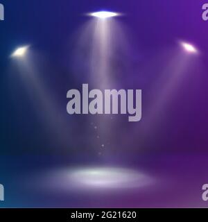 Strahlen von drei Strahlern beleuchten die Bühne. Abstraktes Szenenhintergrunddesign mit Scheinwerfern und Rauch. Stock Vektor