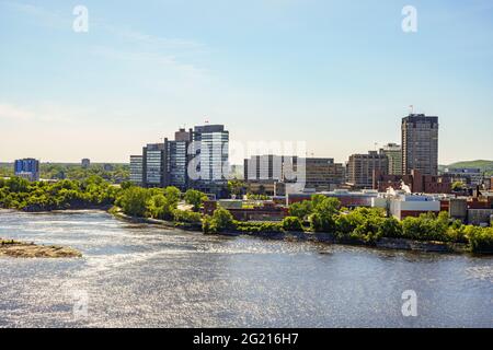 Kanada, Ottawa - 23. Mai 2021: Panoramablick auf Ottawa River und Gatineau City of Quebec in Kanada vom Hügel an einem sonnigen Sommertag Stockfoto