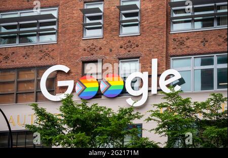 New York, USA. Juni 2021. Die „Double O's“ des Google-Logos auf ihrem Gebäude in der 111 Eighth Avenue in New York sind in den Regenbogenfarben der Progress-Pride-Flagge zu Ehren des Gay Pride Day am Freitag, den 4. Juni 2021, dekoriert. (ÂPhoto von Richard B. Levine) Quelle: SIPA USA/Alamy Live News Stockfoto