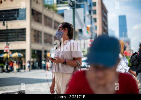 New York, USA. Juni 2021. Die Maskierten und die UnMaskierten im Meatpacking District von New York am Freitag, den 4. Juni 2021. (ÂPhoto von Richard B. Levine) Quelle: SIPA USA/Alamy Live News Stockfoto