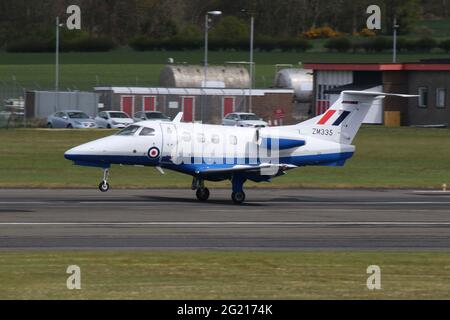 ZM335, ein Embraer Phenom T.1, der von der No.45 Squadron der Royal Air Force betrieben wird und am Prestwick International Airport in Ayrshire, Schottland, ankommt. Stockfoto