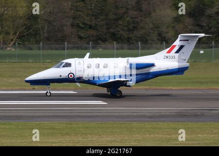 ZM335, ein Embraer Phenom T.1, der von der No.45 Squadron der Royal Air Force betrieben wird und am Prestwick International Airport in Ayrshire, Schottland, ankommt. Stockfoto