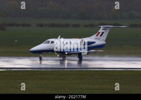 ZM335, ein Embraer Phenom T.1, der von der No.45 Squadron der Royal Air Force betrieben wird und vom Prestwick International Airport in Ayrshire, Schottland, abfliegt. Stockfoto