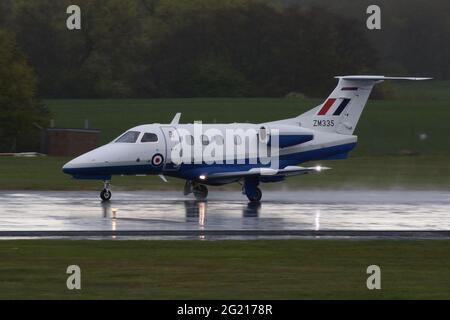 ZM335, ein Embraer Phenom T.1, der von der No.45 Squadron der Royal Air Force betrieben wird und vom Prestwick International Airport in Ayrshire, Schottland, abfliegt. Stockfoto