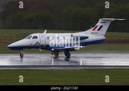 ZM335, ein Embraer Phenom T.1, der von der No.45 Squadron der Royal Air Force betrieben wird und vom Prestwick International Airport in Ayrshire, Schottland, abfliegt. Stockfoto