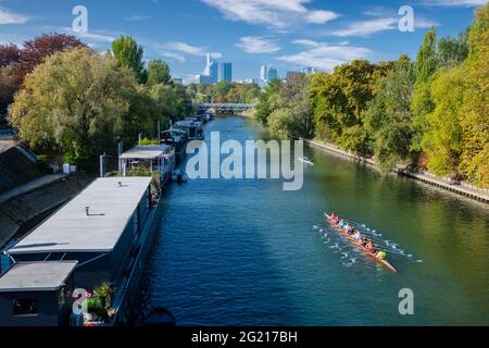 Levallois Perret ist eine kleine und angenehme Stadt zwischen Paris und der seine. Das Bild zeigt die seine und die Ile de la Jatte mit Boath Stockfoto