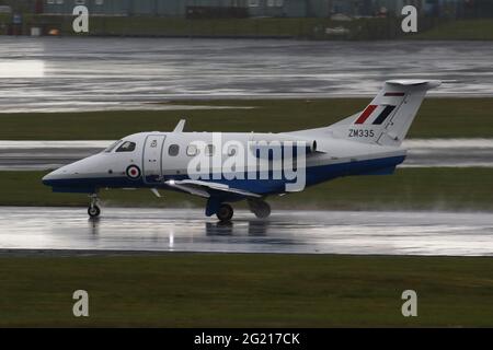 ZM335, ein Embraer Phenom T.1, der von der No.45 Squadron der Royal Air Force betrieben wird und vom Prestwick International Airport in Ayrshire, Schottland, abfliegt. Stockfoto