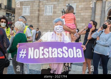 Barcelona, Spanien. Juni 2021. Ein Protestler hält ein Transparent mit der Aufschrift: "Du bist nicht allein." während der Demonstration die Einheitsplattform gegen die Gewalt gegen Geschlechter in Katalonien hat in Barcelona eine Demonstration gegen sexistische Morde ausgerufen. Nach Angaben des Unternehmens gab es in den letzten Wochen in Spanien 10 sexistische Morde, durchschnittlich einen alle zwei Tage. Kredit: SOPA Images Limited/Alamy Live Nachrichten Stockfoto