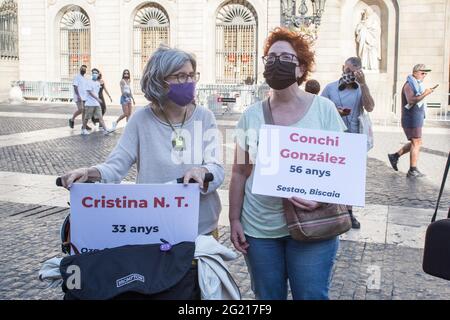 Barcelona, Spanien. Juni 2021. Während der Demonstration halten Demonstranten Plakate mit Namen der Opfer von geschlechtsspezifischer Gewalt.die einheitliche Plattform gegen geschlechtsspezifische Gewalt in Katalonien hat in Barcelona eine Demonstration gegen sexistische Morde ausgerufen. Nach Angaben des Unternehmens gab es in den letzten Wochen in Spanien 10 sexistische Morde, durchschnittlich einen alle zwei Tage. Kredit: SOPA Images Limited/Alamy Live Nachrichten Stockfoto