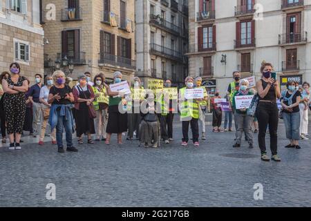 Barcelona, Spanien. Juni 2021. Während der Demonstration versammeln sich Demonstranten mit Plakaten.die einheitliche Plattform gegen die Gewalt gegen Geschlechter in Katalonien hat in Barcelona eine Demonstration gegen sexistische Morde ausgerufen. Nach Angaben des Unternehmens gab es in den letzten Wochen in Spanien 10 sexistische Morde, durchschnittlich einen alle zwei Tage. Kredit: SOPA Images Limited/Alamy Live Nachrichten Stockfoto