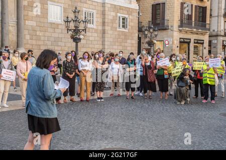 Barcelona, Spanien. Juni 2021. Während der Demonstration spricht ein Protestierender am Mikrofon mit anderen Demonstranten.die Einheitsplattform gegen die Gewalt der Geschlechter in Katalonien hat in Barcelona eine Demonstration gegen sexistische Morde ausgerufen. Nach Angaben des Unternehmens gab es in den letzten Wochen in Spanien 10 sexistische Morde, durchschnittlich einen alle zwei Tage. Kredit: SOPA Images Limited/Alamy Live Nachrichten Stockfoto