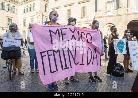 Barcelona, Spanien. Juni 2021. Die Demonstranten halten während einer Demonstration ein Transparent mit der Aufschrift "Mexiko-Frauenmord" auf.die Einheitsplattform gegen die Gewalt der Geschlechter in Katalonien hat in Barcelona eine Demonstration gegen sexistische Morde ausgerufen. Nach Angaben des Unternehmens gab es in den letzten Wochen in Spanien 10 sexistische Morde, durchschnittlich einen alle zwei Tage. Kredit: SOPA Images Limited/Alamy Live Nachrichten Stockfoto