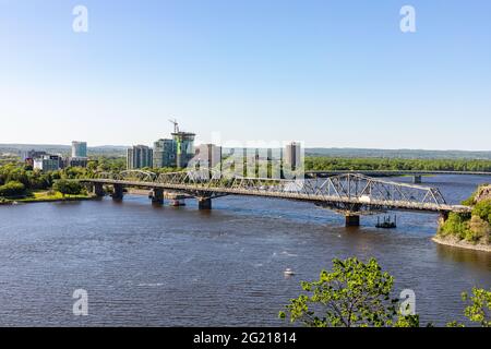 Kanada, Ottawa - 23. Mai 2021: Panoramablick auf den Ottawa River und die Alexandra Bridge von Ottawa nach Gatineau in Quebec, Kanada bei einem sonnigen Sommer da Stockfoto