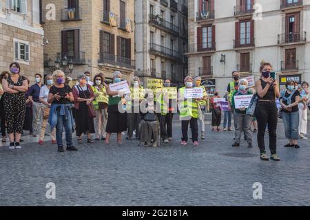 Barcelona, Spanien. Juni 2021. Während der Demonstration versammeln sich Demonstranten mit Plakaten.die einheitliche Plattform gegen die Gewalt gegen Geschlechter in Katalonien hat in Barcelona eine Demonstration gegen sexistische Morde ausgerufen. Nach Angaben des Unternehmens gab es in den letzten Wochen in Spanien 10 sexistische Morde, durchschnittlich einen alle zwei Tage. (Foto von Thiago Prudencio/SOPA Images/Sipa USA) Quelle: SIPA USA/Alamy Live News Stockfoto