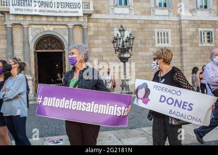 Barcelona, Spanien. Juni 2021. Demonstranten halten während der Demonstration Transparente mit der Aufschrift "feministische Selbstverteidigungs- und Föderationsfrauen von Badalona" auf.die einheitliche Plattform gegen die geschlechtsspezifische Gewalt in Katalonien hat in Barcelona eine Demonstration gegen sexistische Morde ausgerufen. Nach Angaben des Unternehmens gab es in den letzten Wochen in Spanien 10 sexistische Morde, durchschnittlich einen alle zwei Tage. (Foto von Thiago Prudencio/SOPA Images/Sipa USA) Quelle: SIPA USA/Alamy Live News Stockfoto