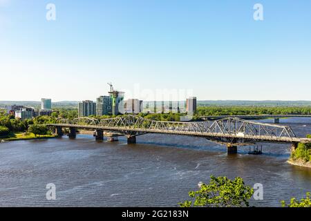 Kanada, Ottawa - 23. Mai 2021: Panoramablick auf den Ottawa River und die Alexandra Bridge von Ottawa nach Gatineau in Quebec, Kanada bei einem sonnigen Sommer da Stockfoto