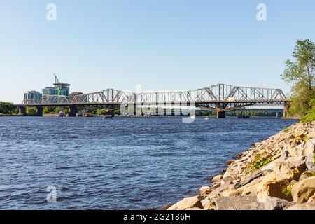 Kanada, Ottawa - 23. Mai 2021: Panoramablick auf den Ottawa River und die Alexandra Bridge von Ottawa nach Gatineau in Quebec, Kanada bei einem sonnigen Sommer da Stockfoto