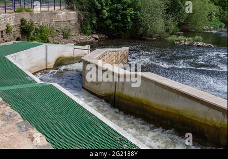 Ein Fischpass am Ufer des Flusses Aire in Saltaire, Yorkshire, England. Stockfoto