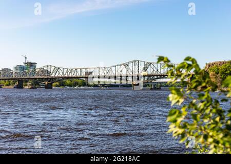 Kanada, Ottawa - 23. Mai 2021: Panoramablick auf den Ottawa River und die Alexandra Bridge von Ottawa nach Gatineau in Quebec, Kanada bei einem sonnigen Sommer da Stockfoto