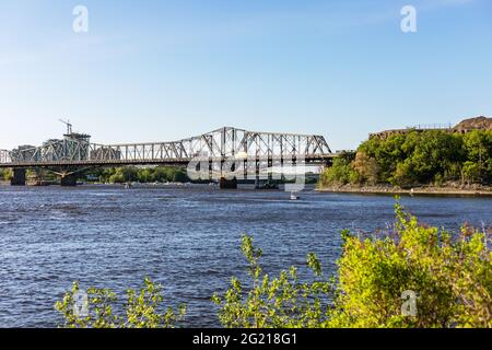 Kanada, Ottawa - 23. Mai 2021: Panoramablick auf den Ottawa River und die Alexandra Bridge von Ottawa nach Gatineau in Quebec, Kanada bei einem sonnigen Sommer da Stockfoto