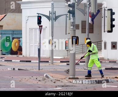 Mitarbeiter der Stadtverwaltung von Dubai während der Covid-19-Sperre im Dienst. Stockfoto