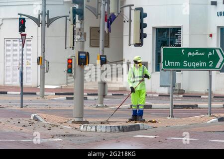 Mitarbeiter der Stadtverwaltung von Dubai während der Covid-19-Sperre im Dienst. Stockfoto