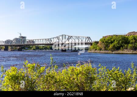 Kanada, Ottawa - 23. Mai 2021: Panoramablick auf den Ottawa River und die Alexandra Bridge von Ottawa nach Gatineau in Quebec, Kanada bei einem sonnigen Sommer da Stockfoto