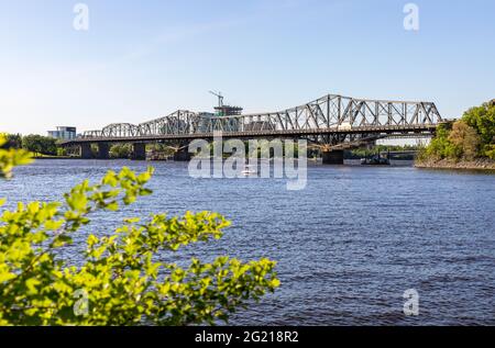 Kanada, Ottawa - 23. Mai 2021: Panoramablick auf den Ottawa River und die Alexandra Bridge von Ottawa nach Gatineau in Quebec, Kanada bei einem sonnigen Sommer da Stockfoto