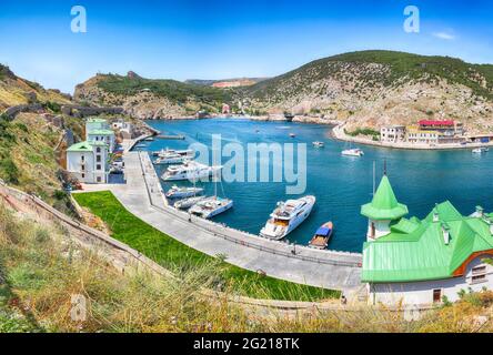 Atemberaubende Aussicht auf Balaklava Bucht mit Yachten von der genuesischen Festung Chembalo in Sewastopol Stadt. Krim Stockfoto