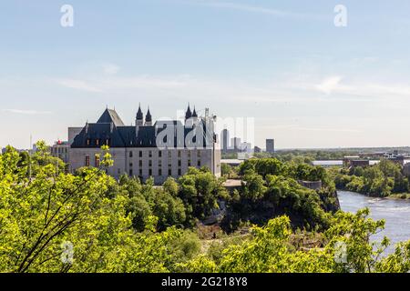 Kanada, Ottawa - 23. Mai 2021: Panoramablick auf den Ottawa River und den Obersten Gerichtshof Kanadas von einem Hügel aus an einem sonnigen Sommertag. Stockfoto