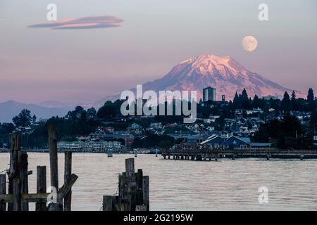 Blick auf Mt. Rainier at Sunset entlang der Waterfront Stockfoto