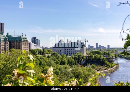 Kanada, Ottawa - 23. Mai 2021: Panoramablick auf den Ottawa River und den Obersten Gerichtshof Kanadas von einem Hügel aus an einem sonnigen Sommertag. Stockfoto