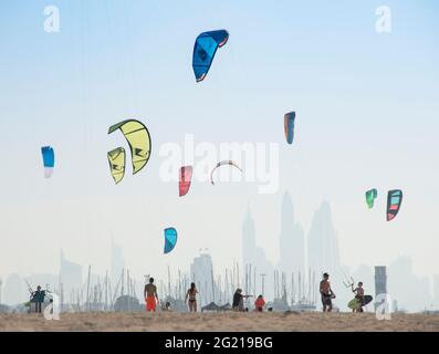 Strandszene mit Kitesurfen am Jumeirah Beach in Dubai Stockfoto