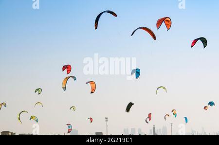 Strandszene mit Kitesurfen am Jumeirah Beach in Dubai Stockfoto