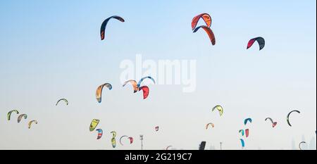 Strandszene mit Kitesurfen am Jumeirah Beach in Dubai Stockfoto