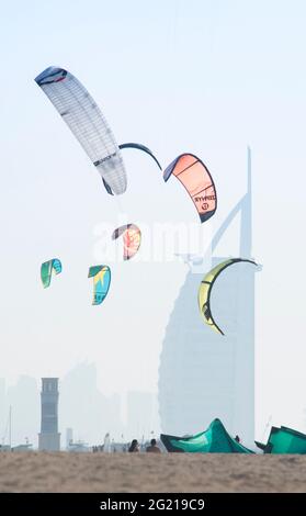 Strandszene mit Kitesurfen am Jumeirah Beach in Dubai Stockfoto