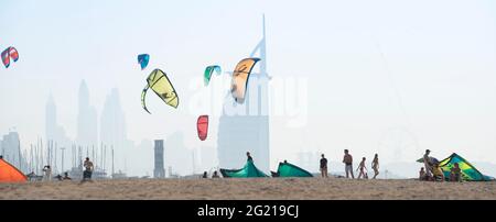 Strandszene mit Kitesurfen am Jumeirah Beach in Dubai Stockfoto