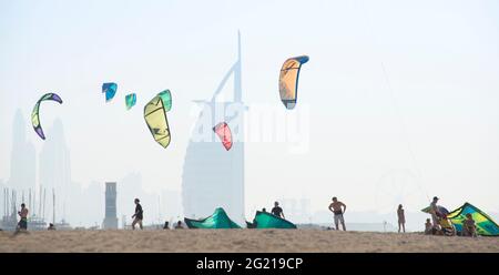 Strandszene mit Kitesurfen am Jumeirah Beach in Dubai Stockfoto