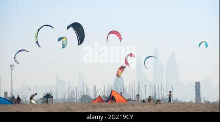 Strandszene mit Kitesurfen am Jumeirah Beach in Dubai Stockfoto