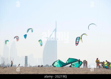 Strandszene mit Kitesurfen am Jumeirah Beach in Dubai Stockfoto