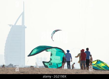 Strandszene mit Kitesurfen am Jumeirah Beach in Dubai Stockfoto